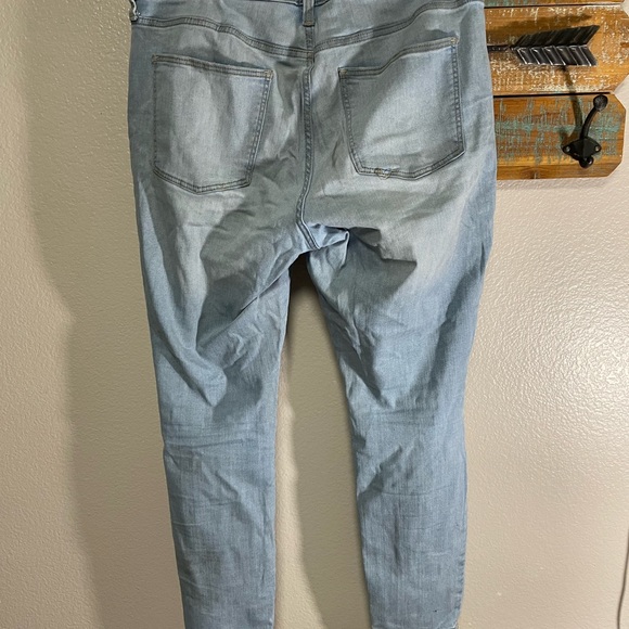 Light Blue Universal Threads Jeans - Picture 3 of 3
